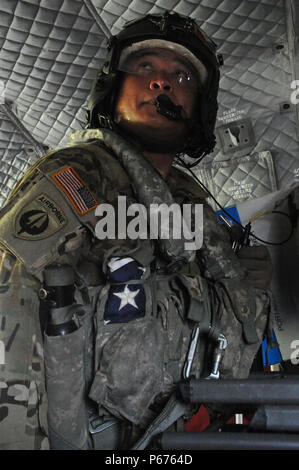 Us-Armee Sgt. König David, 1st Battalion, 228Th Aviation Regiment CH-47 Chinook Crew Chief, durchführt und Inspektion vor von Augusto C. Sandino internationaler Flughafen in Managua, Nicaragua, Abheben, auf einer Mission, die gemeinsame Aufgabe Force-Bravo US Southern Command situative Bewertung Team Soto Cano Air Base, Honduras, 19. Mai 2016 zurück. David's Job wird an das sichere Be- und Entladen von Fracht und Passagieren im Hubschrauber, sowie zu führen Inspektionen und Kontrollen vor, während und nach dem Flug. (U.S. Air Force Foto von Kapitän David Liapis) Stockfoto