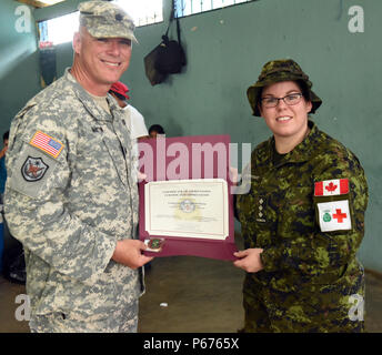 SAN PABLO, Guatemala - US-Armee Oberstleutnant Darrell Martin, Links, Task Force rote Wolf Commander, erhält ein Zertifikat, das von Wertschätzung von kanadischen Capt. Marie-Christine Lafforgwe, 41 Kanadische Streitkräfte Health Services Center St. Jean nursing Officer 19. Mai 2016, während der Übung über den Horizont 2016 GUATEMALA. Das Zertifikat wurde von Brig unterzeichnet. Gen. H.C. McKay, Canadian Forces Health Services Group Commander in der Anerkennung für die Förderung des medizinischen Wissens. Stockfoto