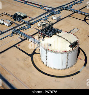 Luftaufnahme LNG-Tanks in Katar flüssiges Erdgas Raffinerie in der Nähe von Doha Stockfoto