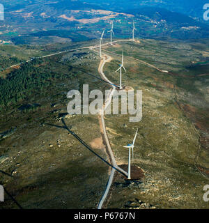 Luftaufnahme von einem Hügel Windpark in Portugal. Stockfoto