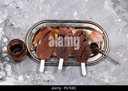 Schokolade oder Kaffee Eis Eis am Stiel vintage silver Fach schäbig konkreten Hintergrund Stockfoto