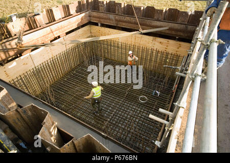 Eisenflechter am Arbeitsplatz installieren der Verstärkung für das Betonfundament, der oben auf der Pfähle, die in die bed Rock bei Co sitzen wird Stockfoto