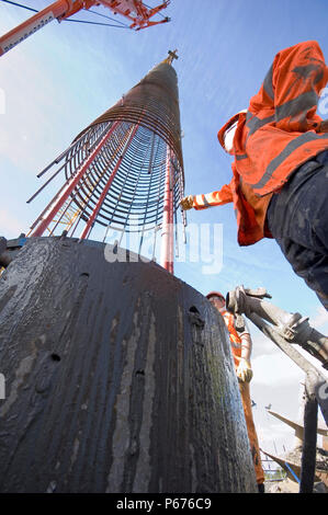 Bau Crew bei der Arbeit gerade Verstärkung in den Stapeln Stockfoto