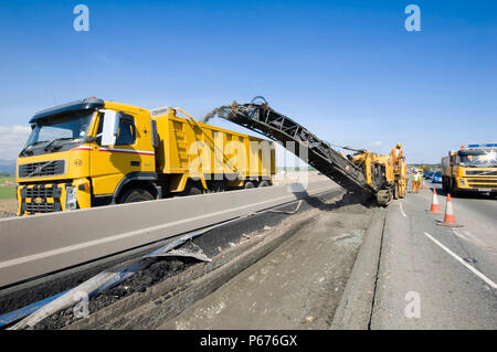 Plaining Maschine Entfernen alter Asphalt Oberfläche Stockfoto