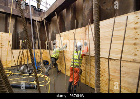 Holz- Schalung, um die Wände des fangdamms fited Sobald die Verstärkung in fixiert ist und der Beton gegossen wird die Grundlage für t werden Stockfoto