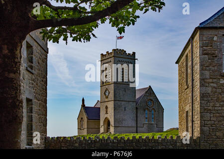 St Helena die Kirche auf Lundy Island von zwei Ferienhäuser gerahmt Stockfoto