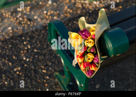 Denkmal Blumen zur Werkbank gebunden, Brighton Stockfoto