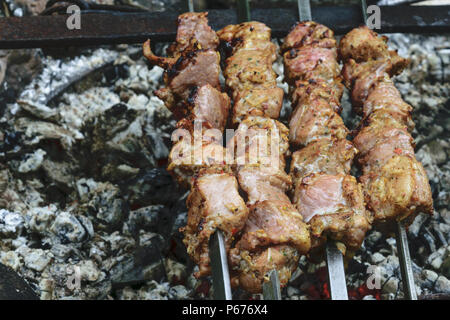 Marinierte Schaschlik vom Schwein Vorbereitung auf ein Lagerfeuer Holzkohle. Populäre östliche Gericht kann Shish Kebab genannt werden. Stockfoto