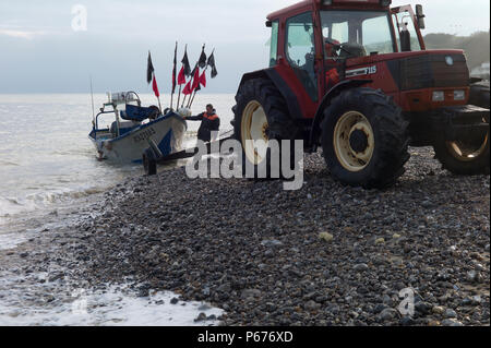 Angeln Boot oben gezogenen Strand von Traktor, Veules-les-Roses, Normandie, Frankreich Stockfoto