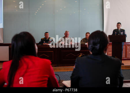 Der mongolischen Streitkräfte Brig. Gen. D. Ganzorig, Links und US Air Force Colonel Carl Magnusson, übung Co - Direktor für Khaan Quest 16, beantworten Fragen über die Übung in einem Media Engagement im Bundesministerium der Verteidigung, in Ulaanbatar, Mongolei, 20. Mai 2016. Khaan Quest ist eine jährliche, multinationale Friedensmissionen Übung in der Mongolei durchgeführt und ist der Schlußstein Übung in diesem Jahr United Nations Global Peace Operations Initiative Programm. (U.S. Marine Corps Foto von Cpl. Hilda M. Becerra/Freigegeben) Stockfoto