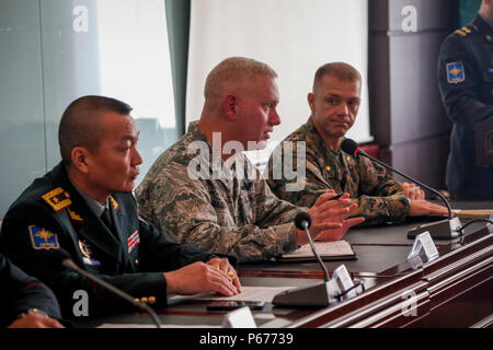 Der mongolischen Streitkräfte Brig. Gen. D. Ganzorig, Links, US Air Force Colonel Carl Magnusson, Zentrum, übung Co - Direktor für Khaan Quest 16 und U.S. Marine Corps Maj. Robert Shuford, beantworten Fragen über die Übung in einem Media Engagement im Bundesministerium der Verteidigung, in Ulaanbatar, Mongolei, 20. Mai 2016. Khaan Quest ist eine jährliche, multinationale Friedensmissionen Übung in der Mongolei durchgeführt und ist der Schlußstein Übung in diesem Jahr United Nations Global Peace Operations Initiative Programm. (U.S. Marine Corps Foto von Cpl. Hilda M. Becerra/Freigegeben) Stockfoto