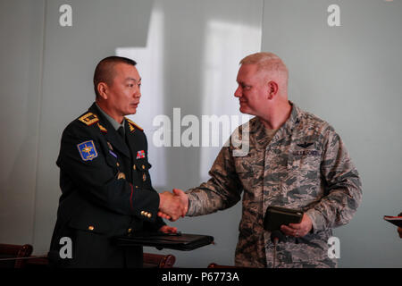 Der mongolischen Streitkräfte Brig. Gen. D. Ganzorig und US Air Force Colonel Carl Magnusson, übung Co - Direktor für Khaan Quest 16, Hände schütteln Nach einem media Engagement im Bundesministerium der Verteidigung, in Ulaanbatar, Mongolei, 20. Mai 2016. Khaan Quest ist eine jährliche, multinationale Friedensmissionen Übung in der Mongolei durchgeführt und ist der Schlußstein Übung in diesem Jahr United Nations Global Peace Operations Initiative Programm. (U.S. Marine Corps Foto von Cpl. Hilda M. Becerra/Freigegeben) Stockfoto