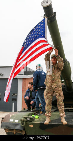 Sgt. Robert Mikulecky, Health Care Specialist mit 3Rd Battalion, 69th Panzer Regiment, 1 Armor Brigade Combat Team, 3rd Infantry Division, legt eine amerikanische Flagge auf der 120mm smoothbore Main Gun M1 Abrams Kampfpanzer 21. Mai 2016, während der Jütland Dragoon's Regiment Dragoon Tag in Holstebro, Dänemark. Dragoon Tag erlaubt dem Bürger die Möglichkeit simuliert, die militärischen Operationen, praktische militärische Ausrüstung Demonstrationen und Treffen und mit Soldaten aus verschiedenen NATO-Staaten in den kommenden Nordic Tank Challenge teilnehmenden interagieren. (U.S. Armee Foto von Personal Stockfoto