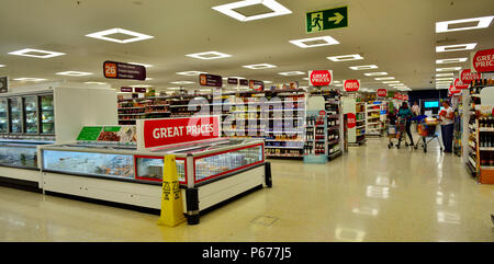 In Sainsbury's Supermarkt mit Käufern in den Hintergrund, Großbritannien Stockfoto