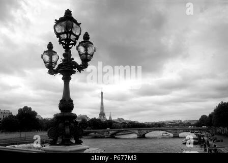 Blick von der Pont Alexandre III auf den Eifelturm, Pont des Invalides und der Seine unten. Stockfoto