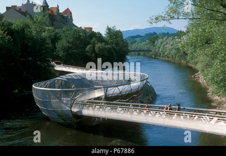 Murinsel, Graz, Österreich, 2003. Künstliche Insel in der Mur, in der historischen Altstadt von Graz, für die Feier von Graz 20 entwickelt. Stockfoto