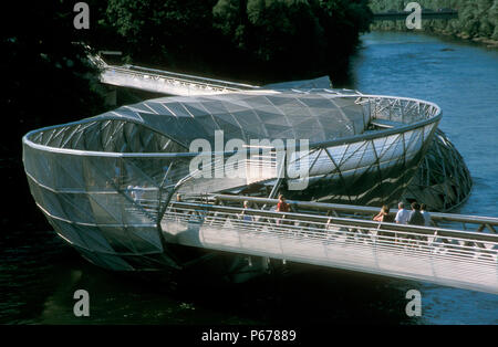 Murinsel, Graz, Österreich, 2003. Künstliche Insel in der Mur, in der historischen Altstadt von Graz, für die Feier von Graz 20 entwickelt. Stockfoto