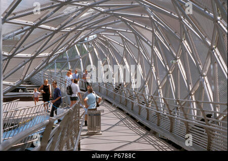 Murinsel, Graz, Österreich, 2003. Künstliche Insel in der Mur, in der historischen Altstadt von Graz, für die Feier von Graz 20 entwickelt. Stockfoto