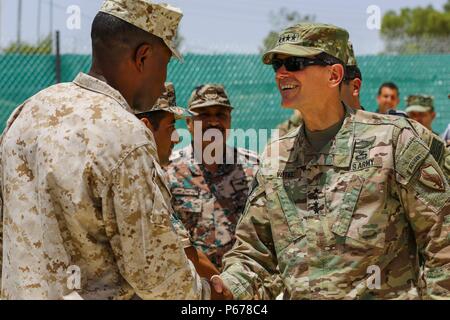 Us-Armee General Joseph Votel Kommandeur des US Central Command, trifft mit US Marine Sgt. Maj Clifford Wiggins, Command Sgt. Maj. 5. Marine Expeditionary Brigade, und die Mitglieder der jordanischen Streitkräfte während der Übung eifrig Lion 16 in der Nähe von Amman, Jordanien am 22. Mai 2016. Eifrig Lion16 ist ein US-Militär bi- Übung mit dem Haschemitischen Königreich Jordanien, die Beziehungen und die Interoperabilität zwischen den Nationen zu stärken. (U.S. Marine Corps Foto von Cpl. Lauren Falk 5. MEB COMCAM/Freigegeben) Stockfoto