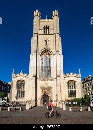 Cambridge Tourism - Radfahrer passieren die Great St Mary's Kirche im Zentrum von Cambridge. Die Kirche, die nach einem Brand im Jahr 1290 wieder aufgebaut wurde, ist Cambridge University Churc Stockfoto