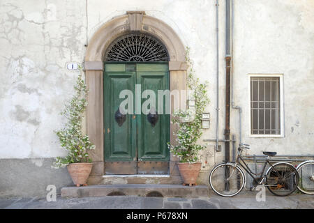 Wohn- tür Detail aus der mittelalterlichen Stadt Lucca, Toskana, Italien Stockfoto