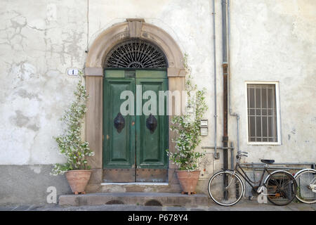 Wohn- tür Detail aus der mittelalterlichen Stadt Lucca, Toskana, Italien Stockfoto