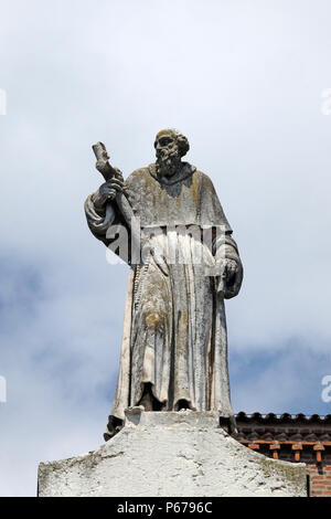 Seligen Giovanni Bono, Statue auf der Fassade der Mantua geweihte Kathedrale, die dem heiligen Petrus, Mantua, Italien Stockfoto