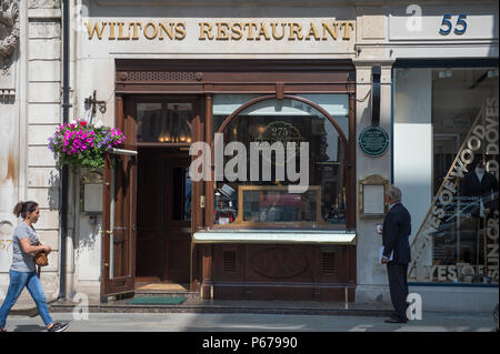 Wiltons Restaurant serviert feine britische Klassiker Essen einschließlich Spiel und Austern bei 55 Jermyn Street im Londoner St. James's. Stockfoto