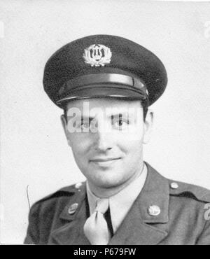 Schwarz-weiß Foto, zeigt eine formale headshot eines männlichen Soldaten, mit Blick auf die Kamera, die mit einem sehr leichten Lächeln, das Tragen einer Uniform mit einem Air Force Pin am Revers, und verschließen Sie sie mit einer US Army Band Insignia, wahrscheinlich in Ohio während des Zweiten Weltkrieges, 1945 fotografiert. () Stockfoto