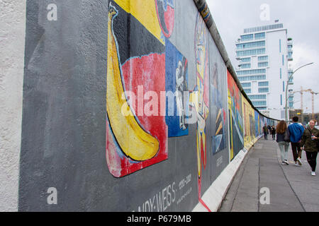Juni 30, 2017: Malerei und Graffiti auf der Eastside Gallery in Berlin, Deutschland. Stockfoto
