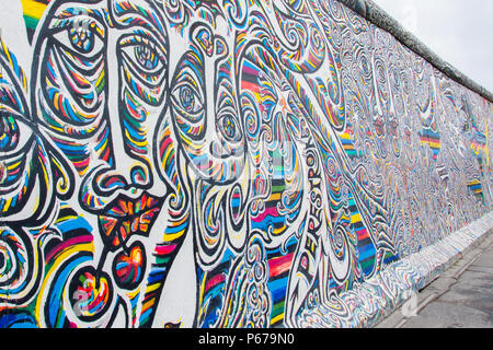 Juni 30, 2017: Malerei und Graffiti auf der Eastside Gallery in Berlin, Deutschland. Stockfoto