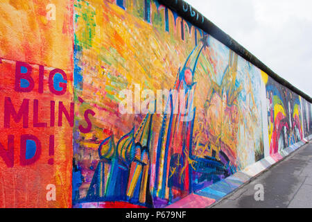 Juni 30, 2017: Malerei und Graffiti auf der Eastside Gallery in Berlin, Deutschland. Stockfoto