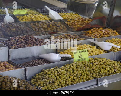 Frische Oliven auf einem Markt in der Türkei Stockfoto