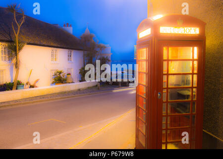 Das britische rote Telefonzelle in Marazion in Cornwall entfernt Stockfoto