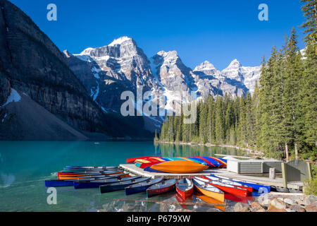 Kanus am Lake Moraine Stockfoto