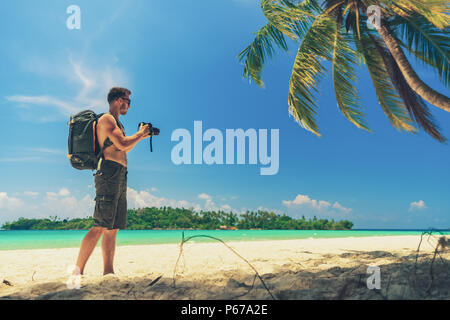 Silhouette reisenden Fotografen mit Rucksack stand in der Nähe des Strandes auf Hintergrund erstaunliche Natur Landschaft Stockfoto