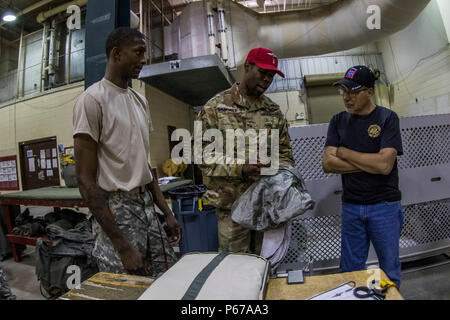 Warrant Officer 1 Josua Hendrix, airdrop Systeme Techniker mit 82Nd Airborne Division Sustainment Brigade, spricht mit Derek Sharp, ein Veteran der Fallschirmjäger der 82nd Abn. Div. Über die T-11 Fallschirm während alle Amerikanischen Woche, Fort Bragg, N.C. Mai 25. Scharfe diente vorher in der Abteilung als Fallschirm rigger und ein UH-60 Black Hawk Crew Chief. (U.S. Armee Foto: Staff Sgt. Christopher Freeman/82nd CAB PAO) Stockfoto