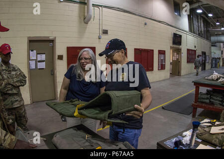 Derek Sharp, ein Veteran der Fallschirmjäger der 82nd Airborne Division, spricht mit seiner Frau Mickey über eine Waffen Fall früher von der Abteilung für luftgetragene Operationen verwendet, Fort Bragg, N.C. Mai 25. Scharfe diente vorher in der Abteilung sowohl als Fallschirm rigger und UH-60 Black Hawk Crew Chief. (U.S. Armee Foto: Staff Sgt. Christopher Freeman/82nd CAB PAO) Stockfoto