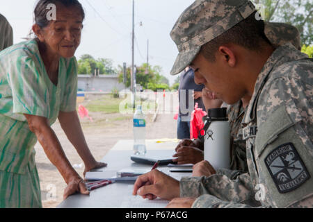 Us Army Cadet Adam Papst von Tarleton State University bietet Hilfe bei der lokalen Zivilisten als Übersetzer während einer medizinischen Bereitschaft Übung im La Blanca, Guatemala, Mai 24,2016. Task Force Red Wolf und Armee nach Süden führt Humanitäre Zivile Hilfe Ausbildung tatical level Bauprojekte und medizinische Bereitschaft Übungen medizinische Zugang und den Bau von Schulen in Guatemala mit dem Guatamalan staatlichen und nicht staatlichen Stellen von 05 Mär 16 bis 18 Apr 16 Um die Mission die Bereitschaft der US-Streitkräfte zu verbessern und einen nachhaltigen Nutzen für die Menschen zur Verfügung zu stellen, gehören Stockfoto