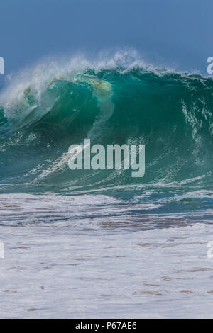 Am weltberühmten Surfspot Wedge auf der balboa-Halbinsel Newport Beach, Südkalifornien, USA, winkt eine riesige Welle, um zu brechen Stockfoto
