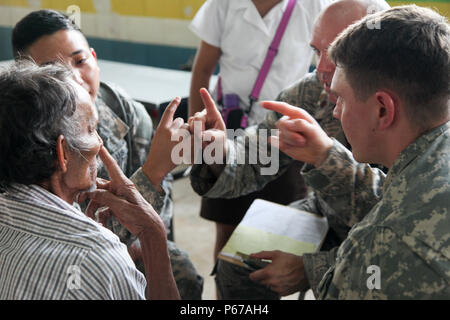 Us Air Force Maj. Brandon Hemphill mit der 42 medizinischen Gruppe, führt eine neurologische Untersuchung auf einem guatemaltekischen Bürger mit einem Team von Armee Kadetten, um zu sehen, ob seine Tremor verbessern würde, in La Blanca, Guatemala, 24. Mai 2016. Task Force Red Wolf und Armee nach Süden führt Humanitäre Zivile Hilfe Ausbildung taktischer Ebene Bauprojekte und medizinische Bereitschaft Übungen medizinische Zugang und den Bau von Schulen in Guatemala mit der guatemaltekischen Regierung und nicht-staatlichen Stellen von 05 Mär 16 bis 18 Apr 16 Um die Mission die Bereitschaft der US-Streitkräfte zu einer Verbesserung Stockfoto