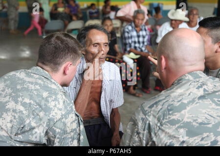 Us Air Force Maj. Brandon Hemphill mit der 42 medizinischen Gruppe, führt eine neurologische Untersuchung auf einem guatemaltekischen Bürger mit einem Team von Armee Kadetten, um zu sehen, ob seine Tremor verbessern würde, in La Blanca, Guatemala, 24. Mai 2016. Task Force Red Wolf und Armee nach Süden führt Humanitäre Zivile Hilfe Ausbildung taktischer Ebene Bauprojekte und medizinische Bereitschaft Übungen medizinische Zugang und den Bau von Schulen in Guatemala mit der guatemaltekischen Regierung und nicht-staatlichen Stellen von 05 Mär 16 bis 18 Apr 16 Um die Mission die Bereitschaft der US-Streitkräfte zu einer Verbesserung Stockfoto