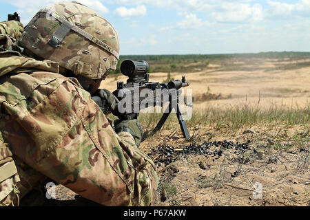 Ein Soldat B Batterie, Field Artillery Squadron, 2.Kavallerie Regiment zugeordnet Brände ein M240B Kaliber Gewehr während einer kombinierten Waffen Bereich, 25. Mai, an Adazi Militärbasis, Lettland. Soldaten schossen auch M2 50 Maschinengewehre auf der Strecke, während im Bereich der Unterstützung Betrieb Atlantic lösen, eine multinationale Demonstration der anhaltenden US-Engagement für die kollektive Sicherheit der North Atlantic Treaty Organisation (US-Verbündeten. Armee Foto von Sgt. Paige Behringer, 10 Drücken Sie Camp Headquarters) Stockfoto