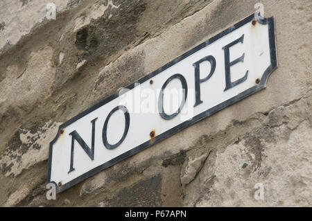 "Keine Ope". Witzigerweise schrulligen Straßenschild Benennung eine schmale Gasse zwischen zwei Gebäuden in Chiswell auf der Isle of Portland in Dorset, England, UK. Stockfoto