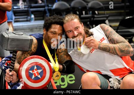 160511-F-WU507-110: Marine veteran CPL Anthony McDaniel, Team U.S. und Jakob Larsen, Team Dänemark, zeigen Sie ihre gold und Silber Metalle, nach den USA gegen Dänemark Rollstuhl Basketball gold Metall bei den 2016 Invictus Games an den ESPN Wide World of Sports Komplex im Walt Disney World, Orlando, Florida, 11. Mai 2016. Die USA schlagen Dänemark 28-19, und nahm Gold; Dänemark holte Silber und Bronze ging an Großbritannien, die Australien 47-4 schlagen. (US Air Force Foto von Senior Master Sergeant Kevin Wallace/freigegeben) Stockfoto