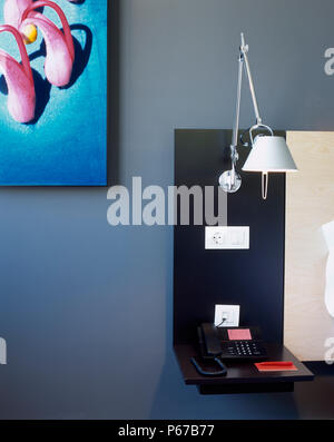 Blick auf eine Lampe über ein Telefon in einem Schlafzimmer Stockfoto