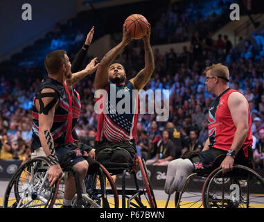 Us Marine Corps veteran Jorge Salazar schießt wie die USA Rollstuhl Basketball team auf Großbritannien in der Gold Medal match während Invictus Games 2016 nimmt an der ESPN weite Welt des Sports in den Walt Disney World, Orlando, Fla., 12. Mai 2016. Die Invictus Spiele sind der Britischen Version der Krieger Spiele, die verletzten Veteranen aus 14 Nationen für Veranstaltungen wie Leichtathletik, Bogenschießen, Rollstuhlbasketball, Straße Radfahren, Hallenbad Rudern, Rollstuhl Rugby, Schwimmen, Volleyball und ein Driving Challenge. (DoD Foto von Roger Wollenberg/Freigegeben) Stockfoto