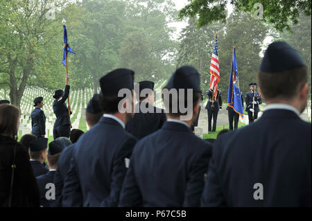 Flieger von der 94th Intelligence Squadron, Veteranen der 699th Security Squadron, 361 taktische elektronische Kriegsführung Squadron und Gast stehen als die 70th Intelligence, Surveillance, Reconnaissance Flügel Ehrengarde präsentiert die Farben bei einem Baron 52 Kranzniederlegung für die 6994Th SS und 361 TEWS 11. Mai 2016 in Arlington, Virginia. Die Zeremonie seit 1995 gehalten worden ist die gefallenen Flieger der 6994Th SS und 361 TEWS während des Vietnam Krieges zu ehren. (U.S. Air Force Foto/Staff Sgt. Alexandre Montes) Stockfoto