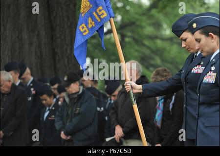 Flieger von der 94th Intelligence Squadron, Veteranen der 6994Th Security Squadron, 361 taktische elektronische Kriegsführung Squadron und Gäste zum Abhören der Aufruf während einer Baron 52 Kranzniederlegung zum 11. Mai 2016 in Arlington, Virginia. Als eines der am höchsten dekorierten großen Befehl erstellten Staffeln in unserer Luftwaffe, 6994Th SS-Veteranen auf dem Erbe der zwei Presidential Unit Zitate sammeln und fünf Air Force herausragende Einheit ausgezeichnet. (U.S. Air Force Foto/Staff Sgt. Alexandre Montes) Stockfoto
