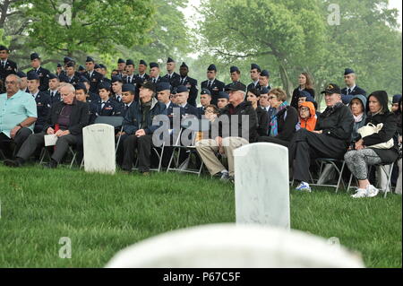 Flieger von der 94th Intelligence Squadron, Veteranen der 6994Th Security Squadron, 361 taktische elektronische Kriegsführung Squadron und Gast hören zu einer Rede während einer Baron 52 Kranzniederlegung zum 11. Mai 2016 in Arlington, Virginia. Als eines der am höchsten dekorierten großen Befehl erstellten Staffeln in unserer Luftwaffe, 6994Th SS-Veteranen auf dem Erbe der zwei Presidential Unit Zitate sammeln und fünf Air Force herausragende Einheit ausgezeichnet. (U.S. Air Force Foto/Staff Sgt. Alexandre Montes) Stockfoto